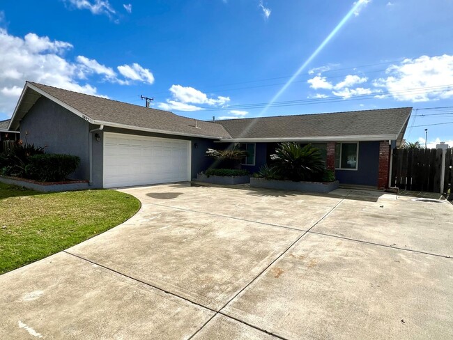 4 Bedroom home available in Huntington Beach - 4 Bedroom home available in Huntington Beach