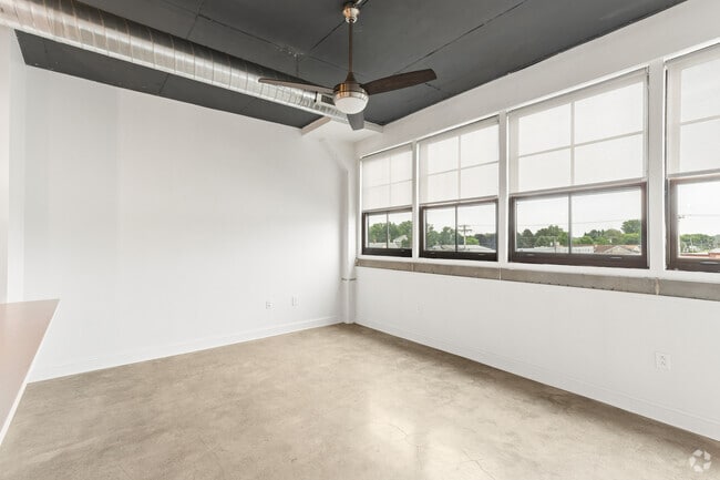 1BR, 1BA - 860SF - Living Room/Dining Room