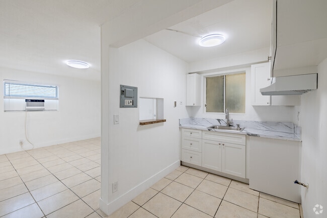 1BR, 1BA - 450SF - Kitchen