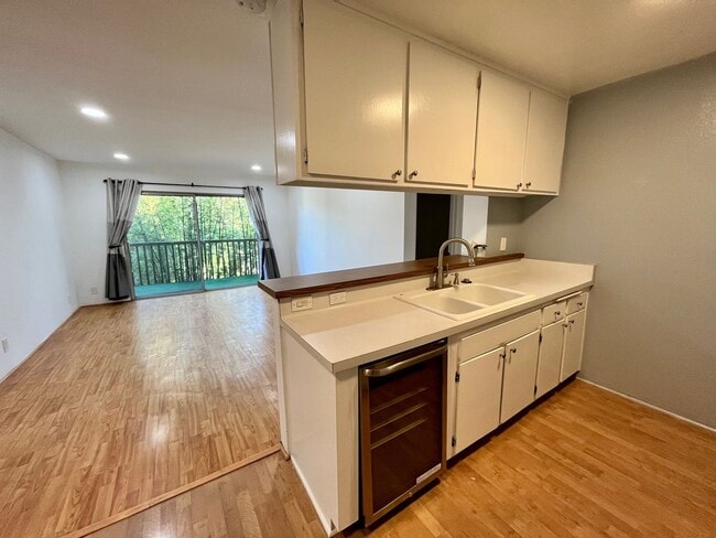 Building Photo - Spacious and bright Lawndale 2-Bed, 2-Bath... Rental