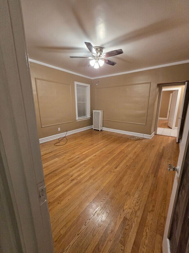 Building Photo - 8031 S Rhodes Ave Unit 3