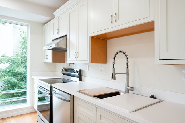 Building Photo - 171 Everett St Unit 171-2 Rental