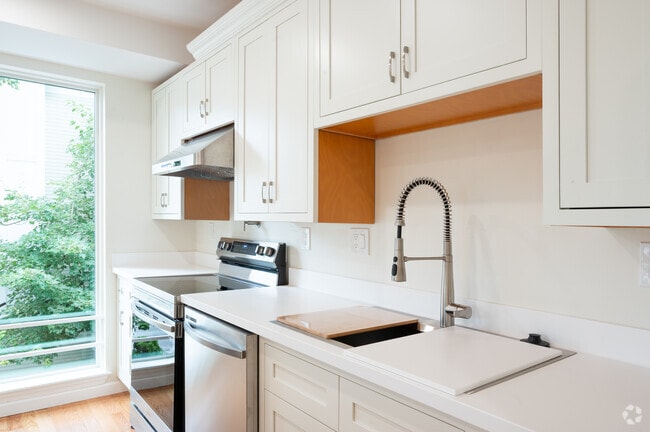 Building Photo - 171 Everett St Unit 171-2 Rental