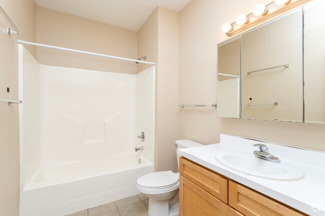 2BR, 2BA - 1,247SF - Primary Bathroom