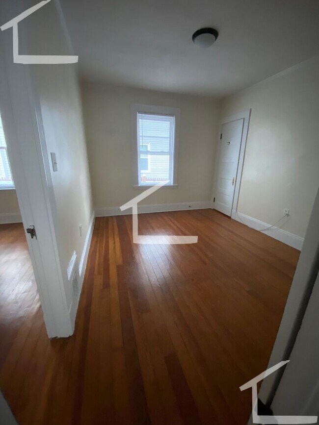Photo - 9/1 Spacious 1BR with EIK, heat inc, eleva...