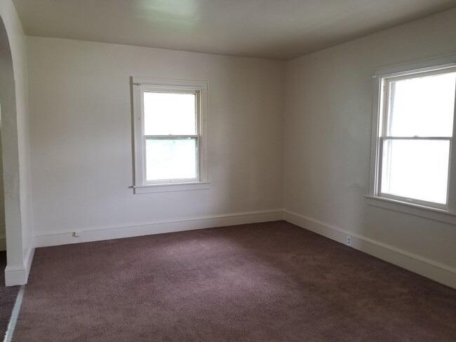 Building Photo - 807 Williams St Unit Upper Rental
