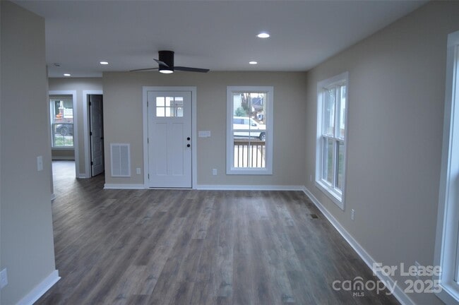 Photo - 620 W Bell St