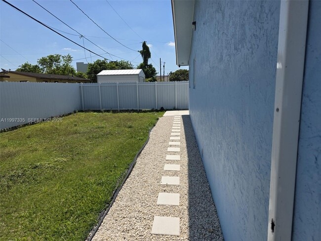 Photo - 965 NW 10th St