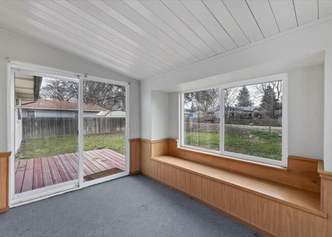 Photo - 1319 E Victory Rd