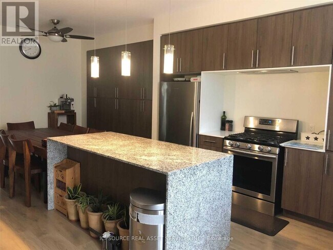 Photo - 212 Squire Cres