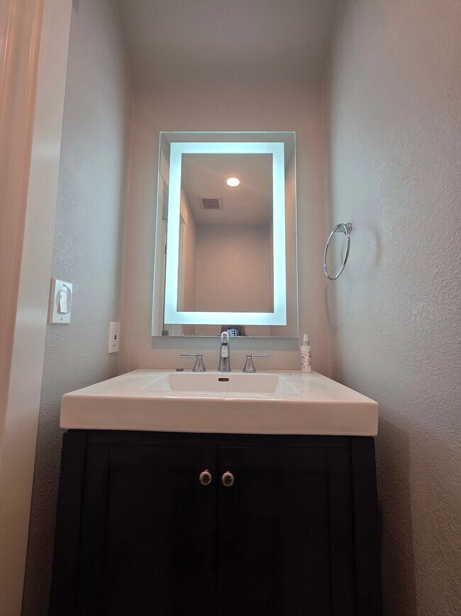 Photo - 2 Story 2bd/1.5ba  Townhouse near Commute ...