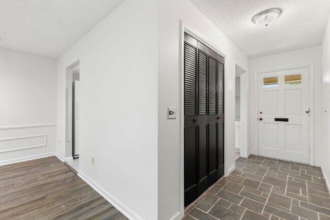 Photo - "Spacious 2-Bed, 2-Bath Condo Oasis in Prime Clearwater Location – 55+ COMMUNITY