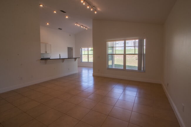 Photo - 661 Berwick Dr