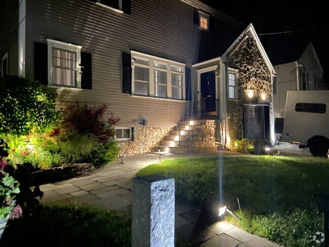 Building Photo - Spacious 5 Bed 2 Full Bath Rental