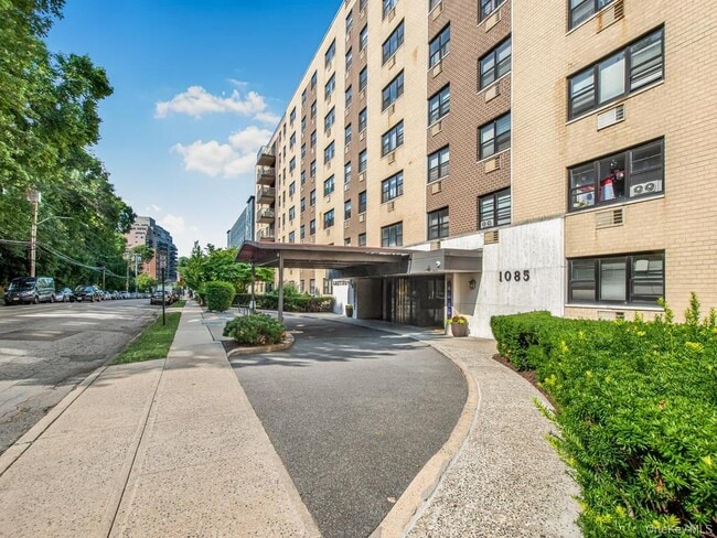 Building Photo - 1085 Warburton Ave Unit 114
