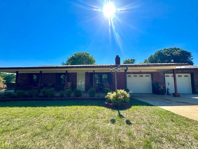 Photo - Available! Beautiful 3 Bed, 1 Bath Home in quiet neighborhood