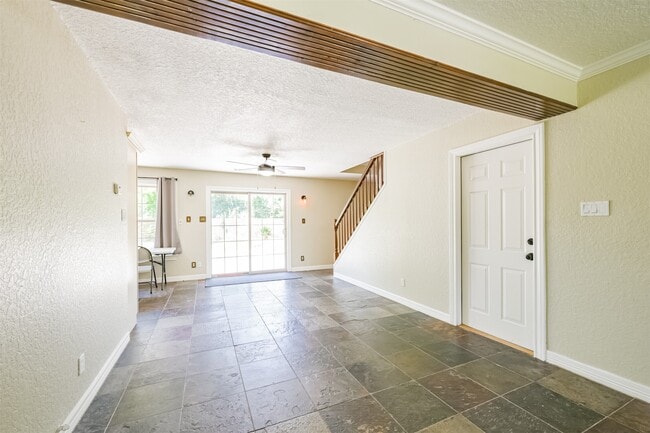 Photo - 201 Meadowlawn St