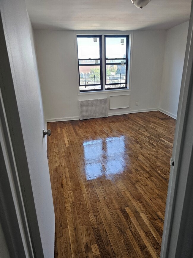 Building Photo - 84-16 Elmhurst Ave Unit 4G
