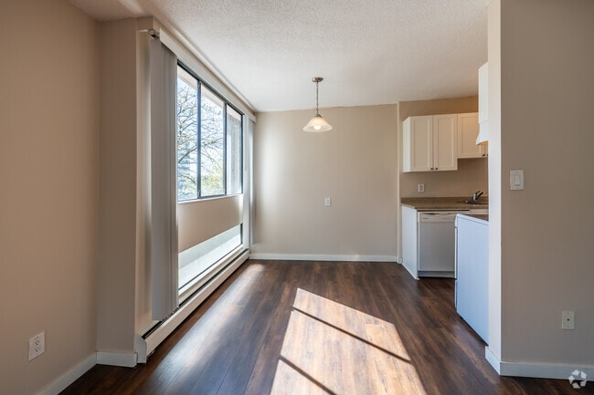1BR, 1BA - 670SF - Dining Room