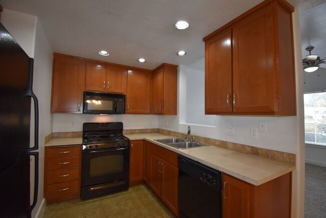 Photo - Gorgeous Condo with gated security Unit 96 Weldwood