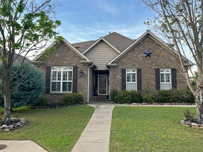 Building Photo - Beautiful 5 Bed 3 Bath Home! Fall 2026!