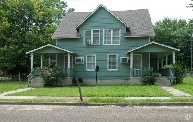 Building Photo - CHARMING TWO BEDROOM HOME MOVE-IN READY!!!