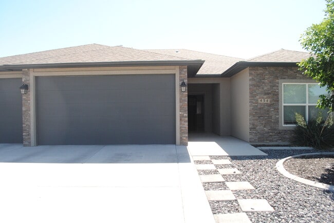 Photo - 454 Lewis St