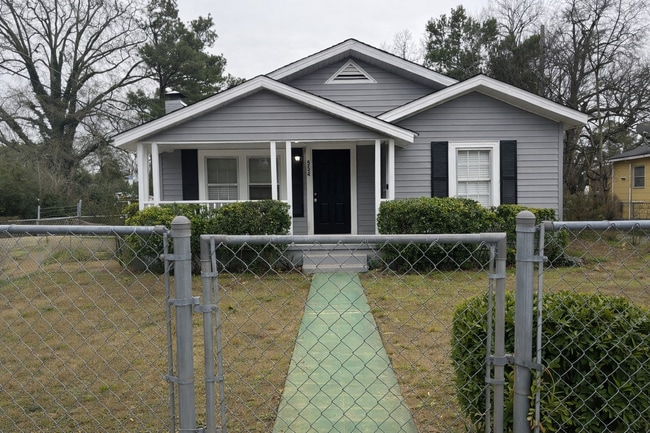 Building Photo - 554 Lynmore Ave