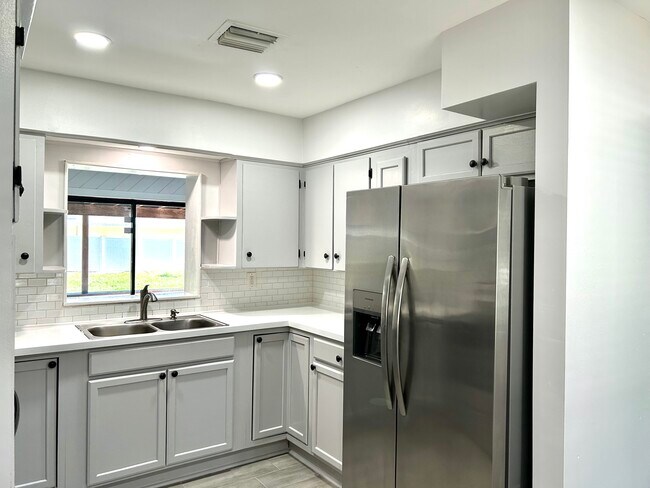 Photo - 487 Overstreet Ave