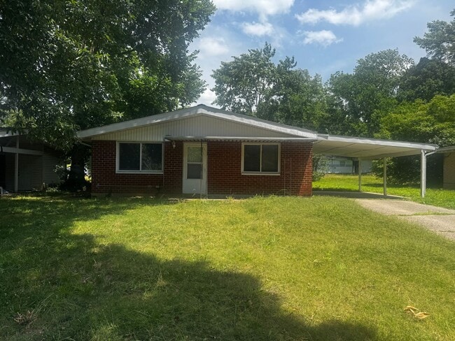 Building Photo - Newly Available 3 Bedroom