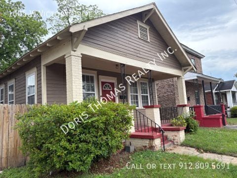 Building Photo - 1005 W Victory Dr