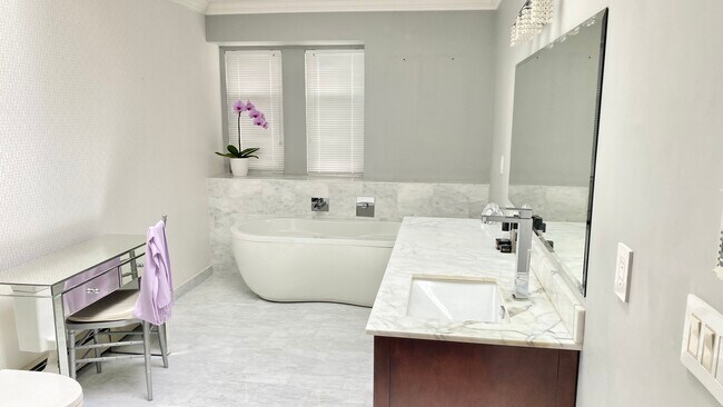 Photo - 520 26th Av W