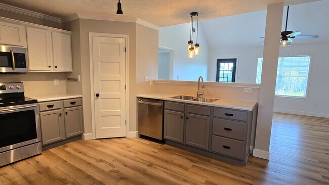 Photo - Beautiful home just minutes to Medina Middle School with Lawn care included