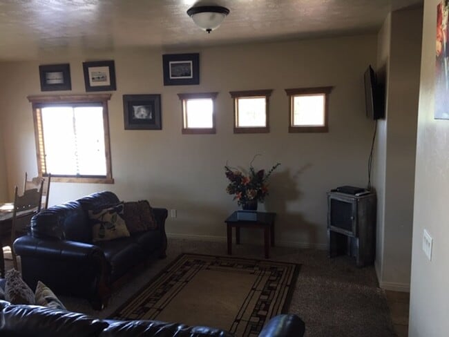 Building Photo - Roomy townhome