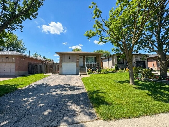 Building Photo - Fabulous 3 plus Den Single Family Home on East Mountain