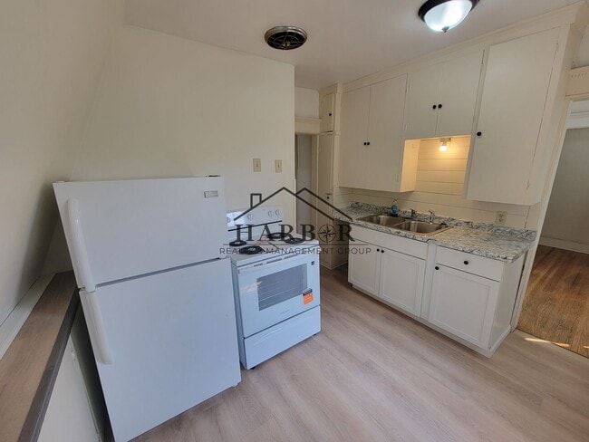 Building Photo - 711 1st Dr NW Unit B