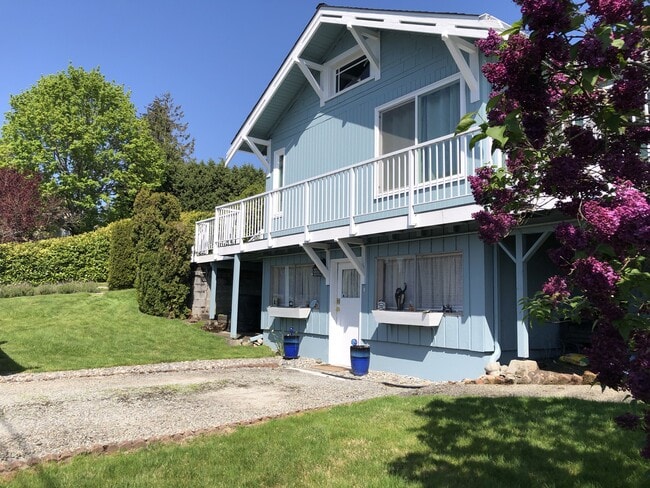 Lower Level - 2832 W Mercer Way