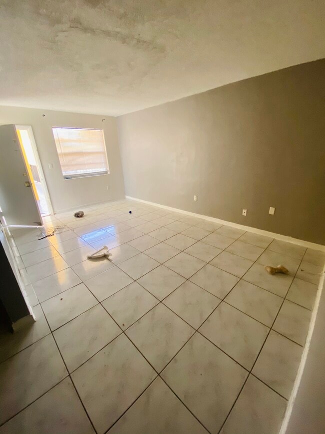 Sala de estar - 13550 NE 10th Ave Unidad 10