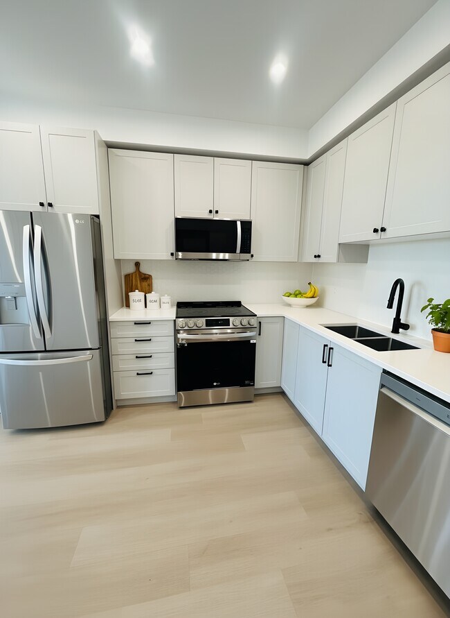 Photo - 20144-20186 86 Ave