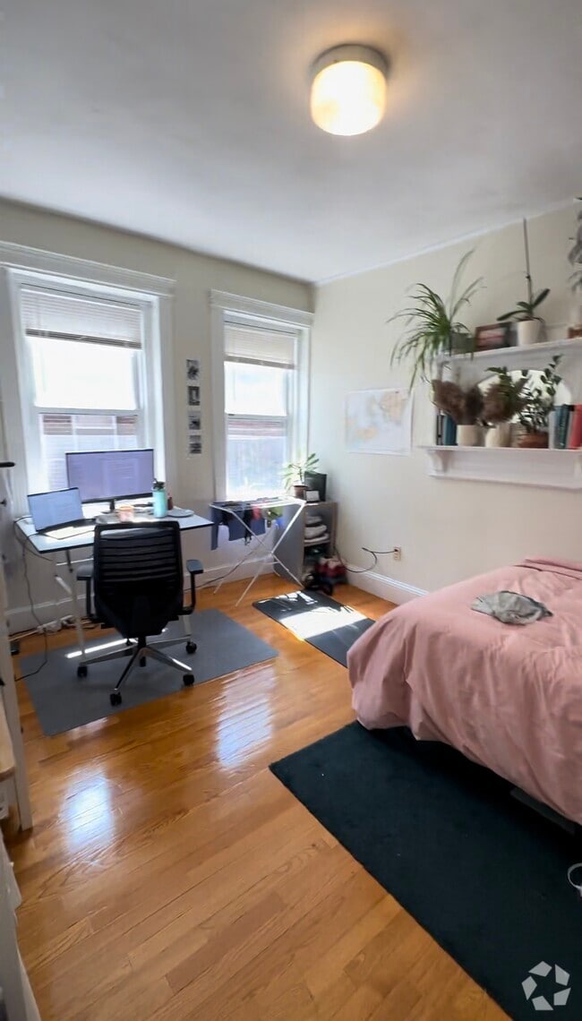 Building Photo - 142 Hemenway St Rental
