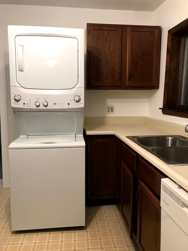Stackable Washer/Dryer - 422 W William St Unit .