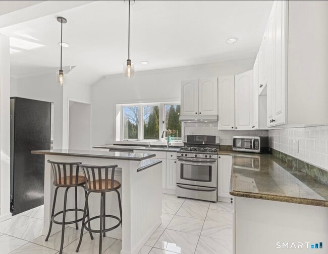 Photo - 709 Tunxis Hill Rd