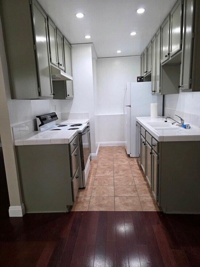 Kitchen - 330 S Mentor Ave Unit 107
