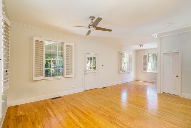 Photo - 125 Short St SE