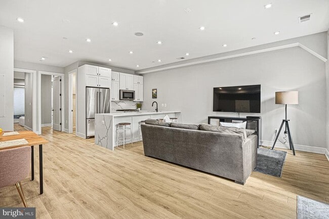 Building Photo - 725 Euclid St NW Unit 1