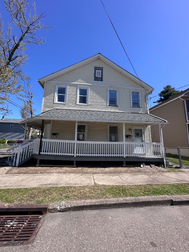 Building Photo - 607 Plymouth St Rental