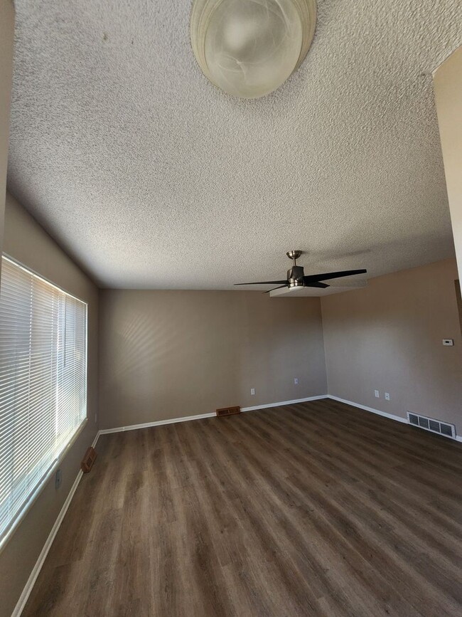 Photo - 8712 Mariposa St