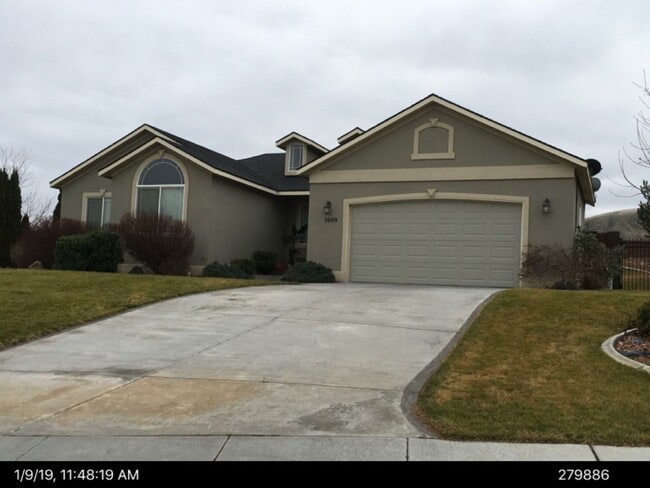 Building Photo - Amazing family home in the perfect location!
