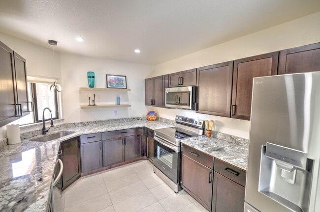 Photo - "Charming 2-Bed, 2-Bath Townhouse Retreat in Tucson – Spacious 1176 Sq Ft Living!"