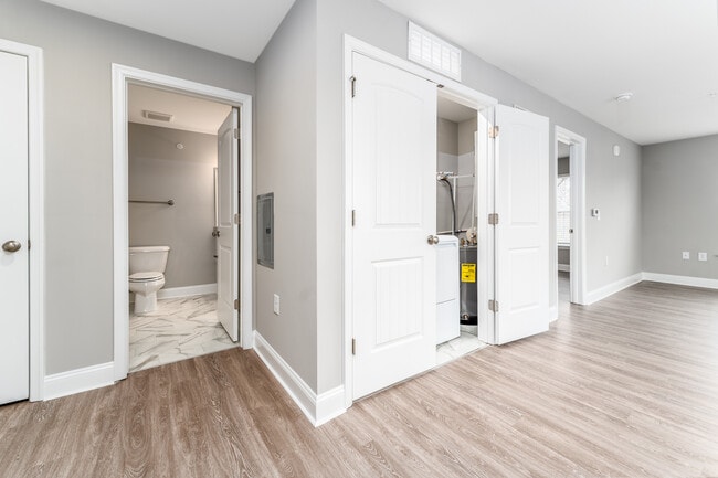 Armario para servicios públicos, 2nd puerta del baño - Stella's Place Apartments